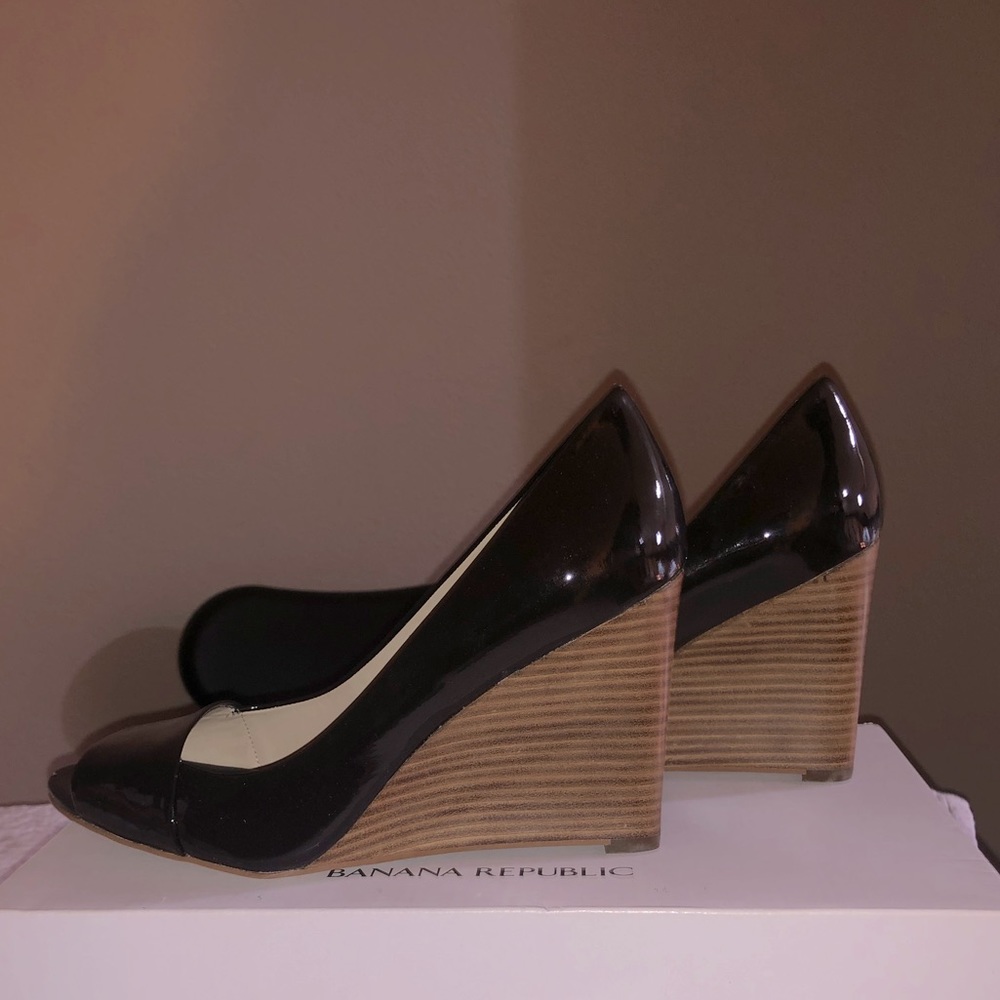 New Banana Republic patent wedges dark brown 8